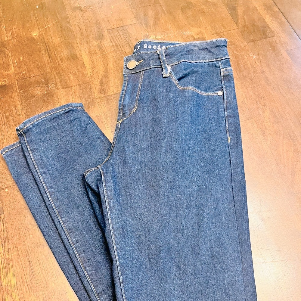 Dark wash Article of Society jeans. Size 26, super soft and stretchy.
